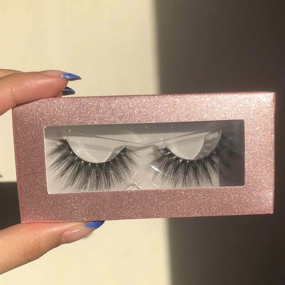 false eyelashes (jade)